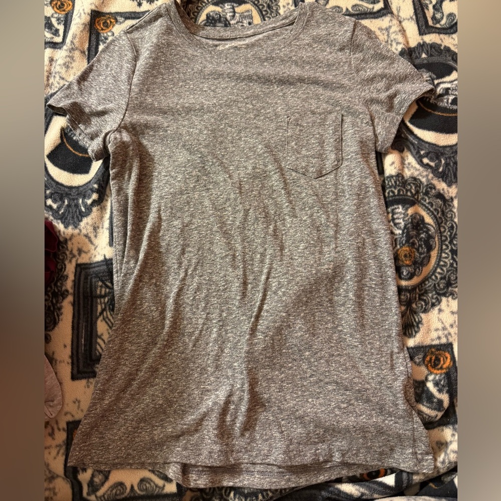 Universal Thread: Women’s Gray T-Shirt with pocket. Smoke free home. Like new.